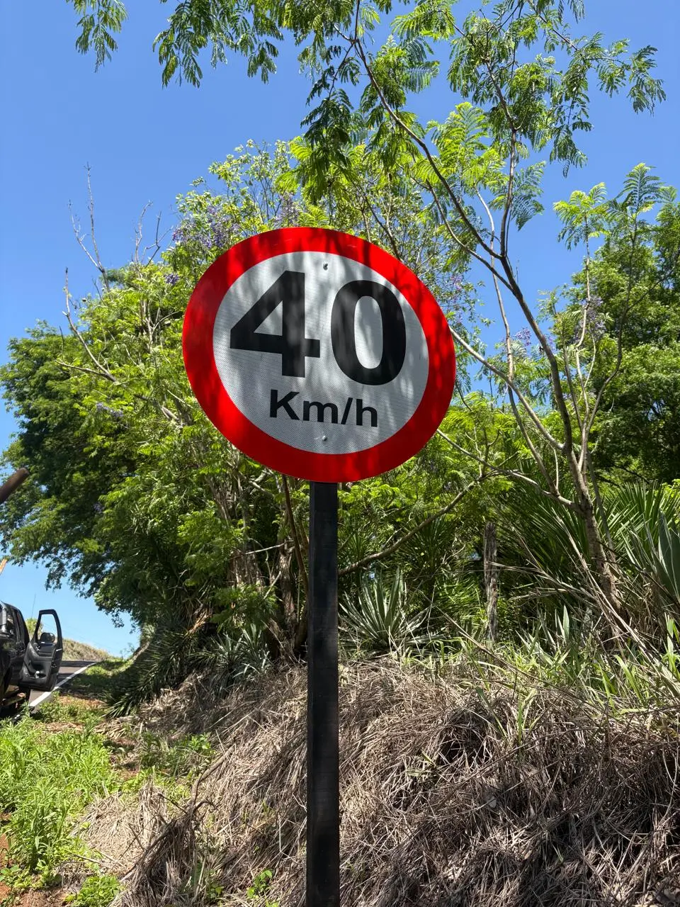 Placa de limite de velocidade instalada em via