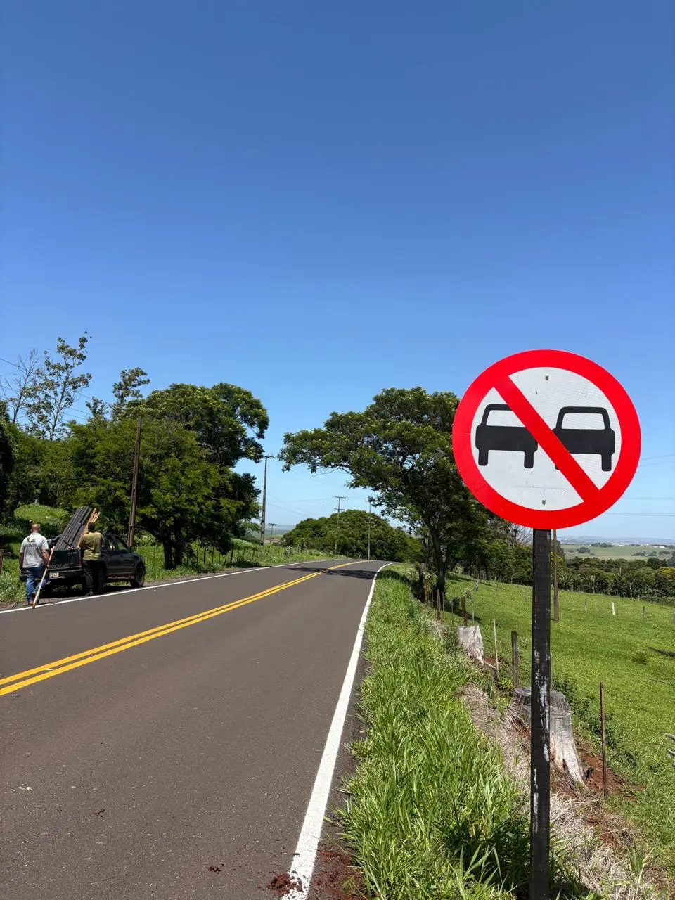 Placa de proibição de ultrapassagem instalada em rodovia
