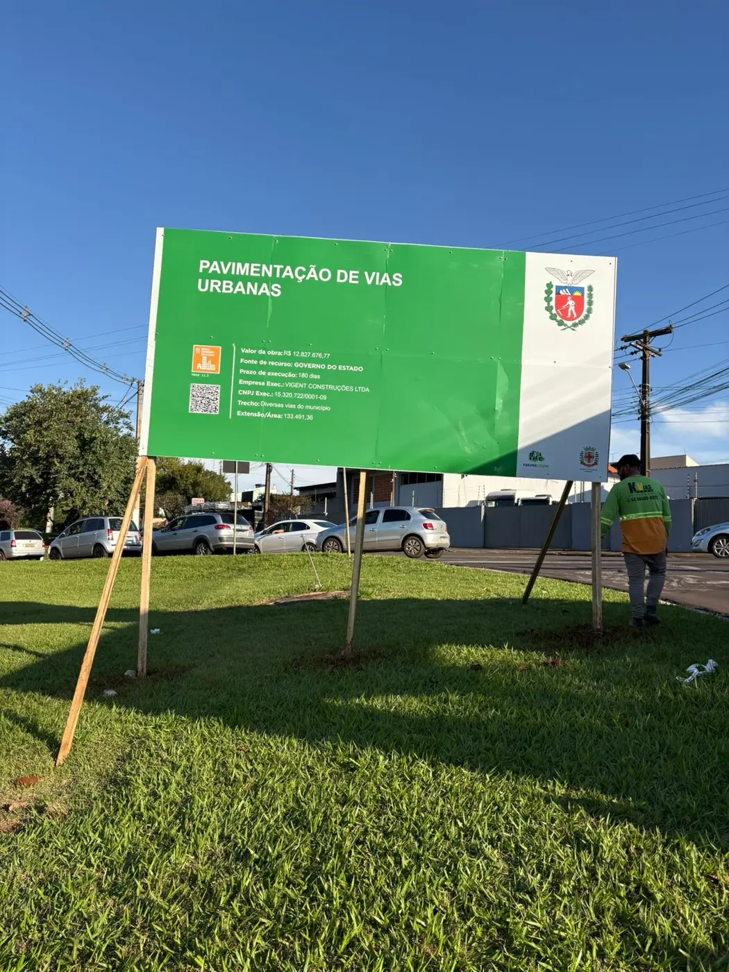 Instalação real de placa para obra pública