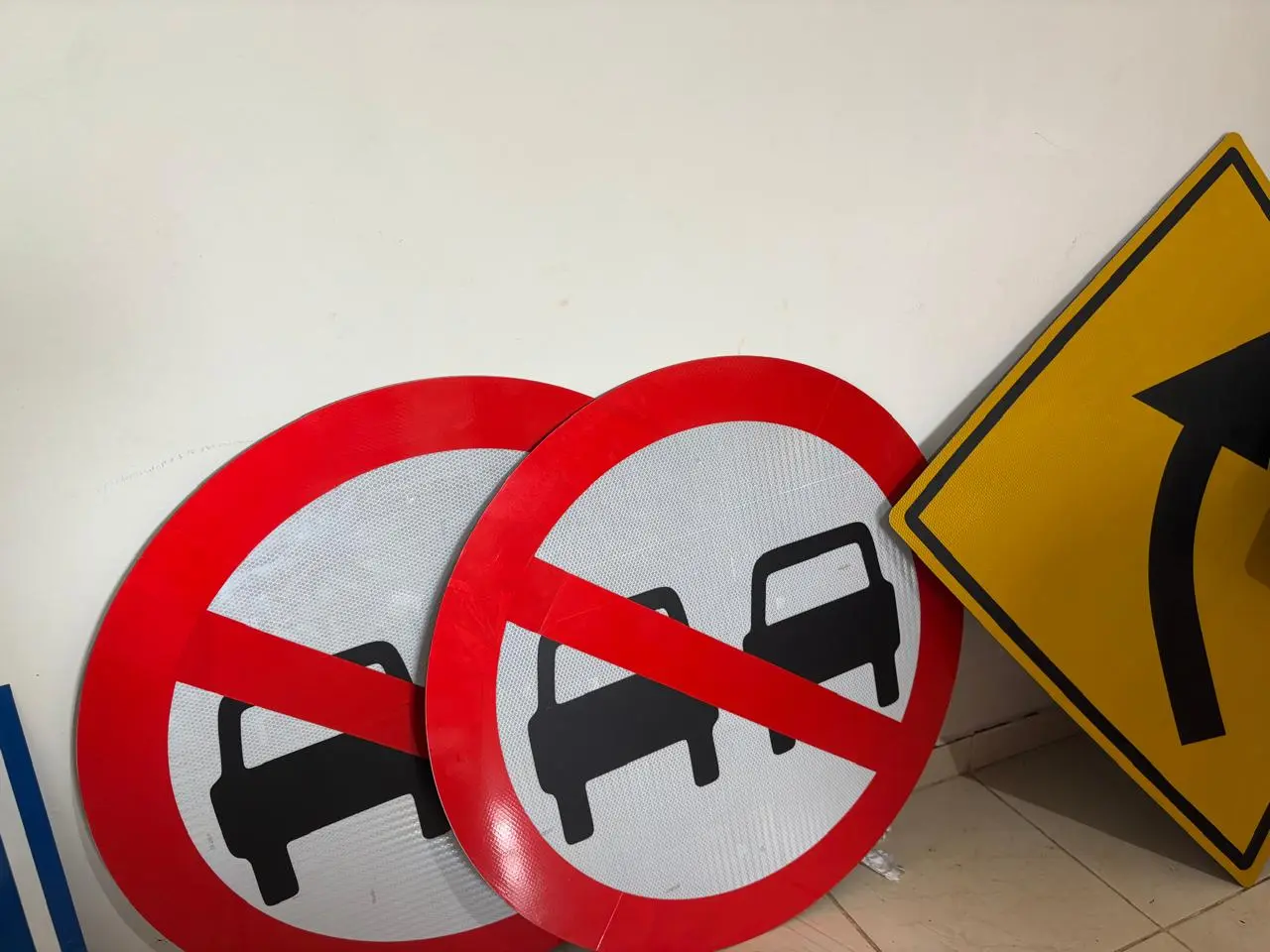 Placas de sinalização produzidas sob medida