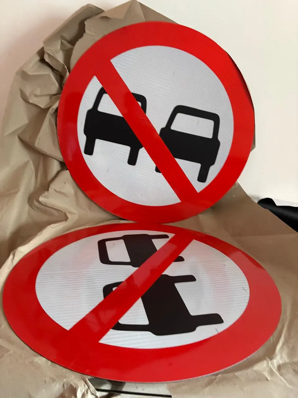 Placas refletivas de proibição de ultrapassagem