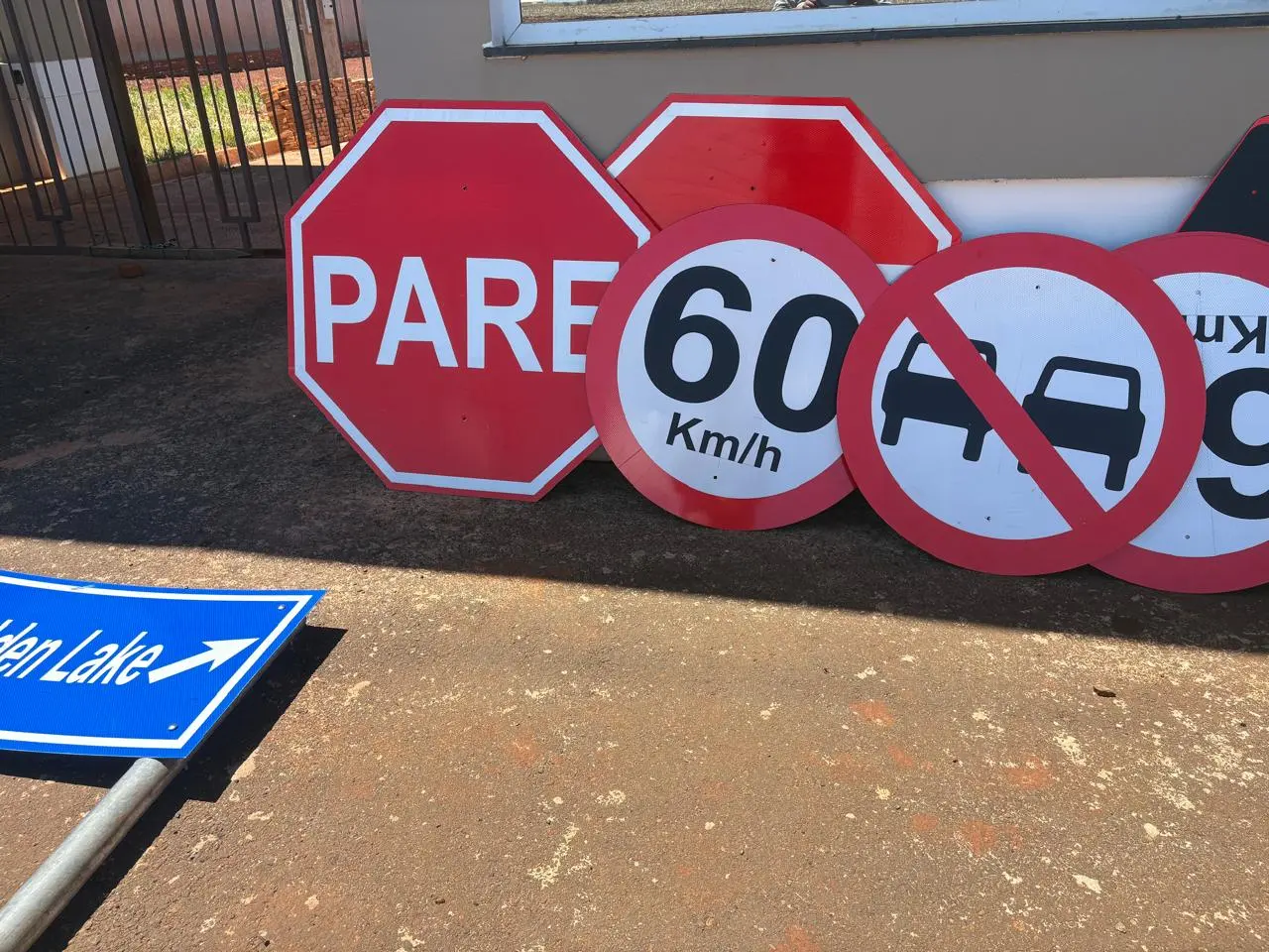 Conjunto real de placas de regulamentação
