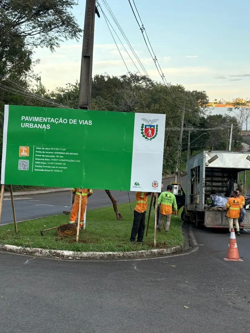 Placa real para obra produzida e instalada pela equipe